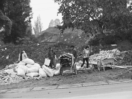 昆沙路(lù)邊随處可(kě)見(jiàn)的(de)偷倒建築垃圾 昆沙路(lù)邊随處可(kě)見(jiàn)的(de)偷倒建築垃圾