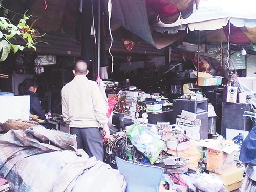 大(dà)量的(de)廢舊(jiù)電(diàn)子(zǐ)産品被小(xiǎo)作(zuò)坊收購(gòu)和(hé)處理(lǐ)